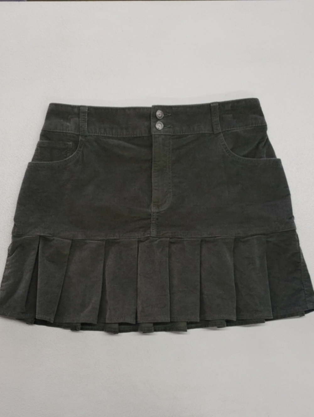 Hollister Pleated Corduroy Mini Skirt in Dark Olive Womens Size Medium